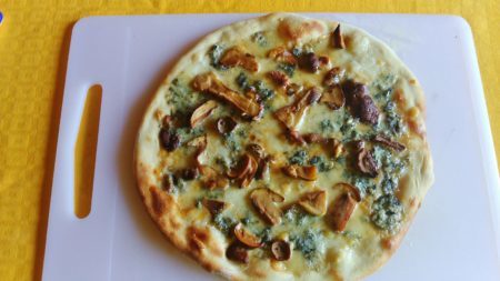 Pizza Gorgonzola Parmigiano e Porcini